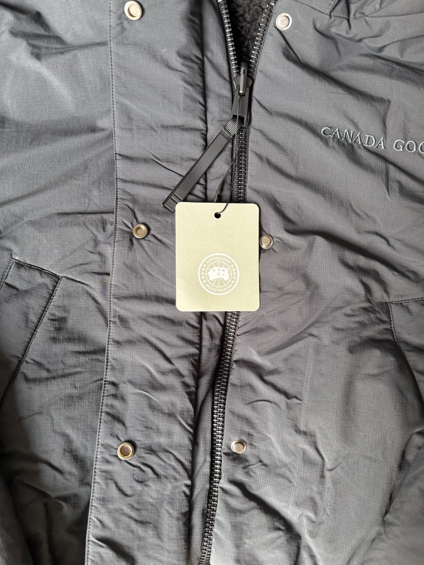 P800 canada goose/大GOose 25 reversible lamb wool flight jacket. It can be worn as a front or back and can be reshaped in any way. The inside and outside are the same color. The embroidered label pattern on the sleeve wall is limited. One side is made of lamb wool. It is delicate and gentle. The plush texture is light and full! The inner lining is polyester, which instantly transforms into an outdoor sports style! Basic neutral style can be combined at will, the most practical size: S M L Color: gray khaki black
